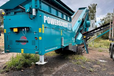 Mobilní třísítný třídič na pásovém podvozku typu: Powerscreen CHIEFTAIN 1700 3Deck