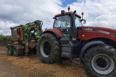 Traktor Case a štěpkovač