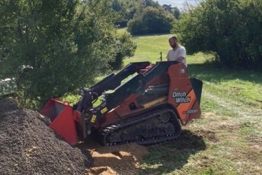 Smykem řízený nakladač DITCH WITCH SK 3000 včetně lopaty