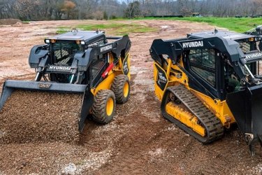 Nová generace smykem řízených nakladačů Hyundai míří do ČR: modely HS a HT v praxi