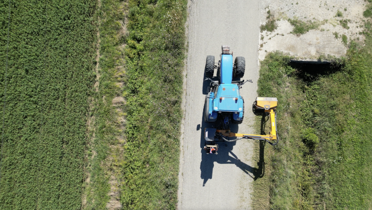 Při práci je mulčovací hlava předsazena do zorného pole obsluhy.png